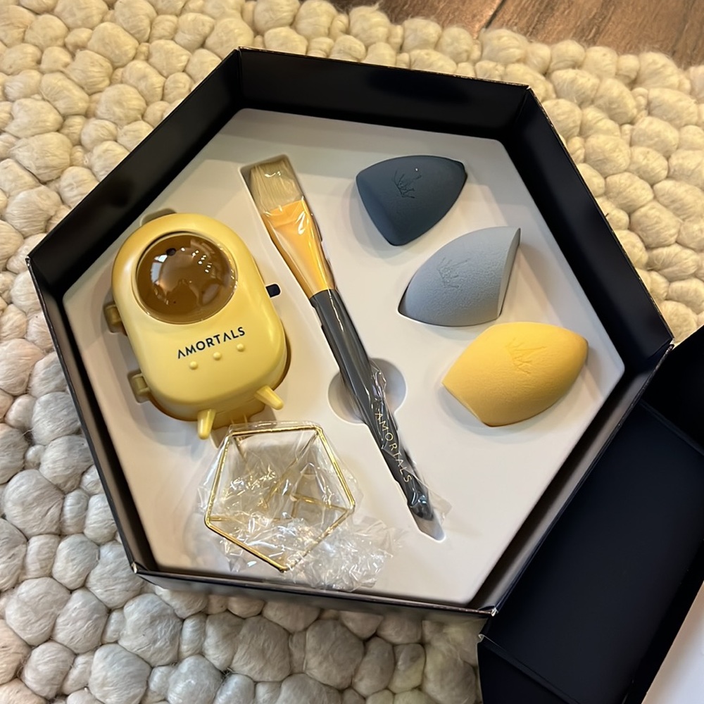 NEW IN BOX Amortals beauty blender set